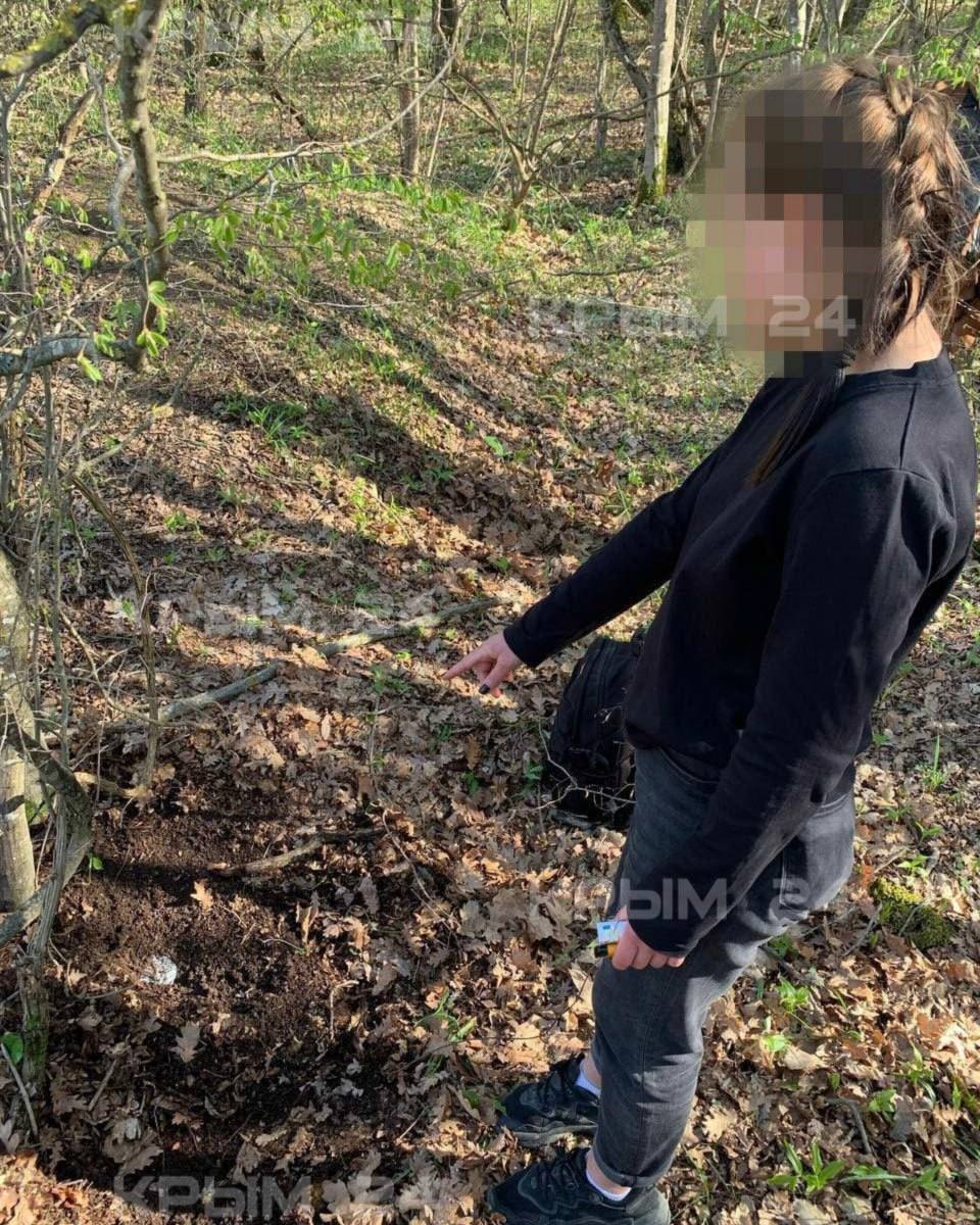 Сотрудники ФСБ задержали наркокурьера в Севастополе: 22-летняя девушка получала оптовые партии мефедрона, расфасовывала на разовые дозы и прятала в тайниках на территории города. Всего изъято около 700 граммов мефедрона, сообщили в УФСБ по Крыму и Севастополю. Фото: Крым 24 Подслушано Севастополь