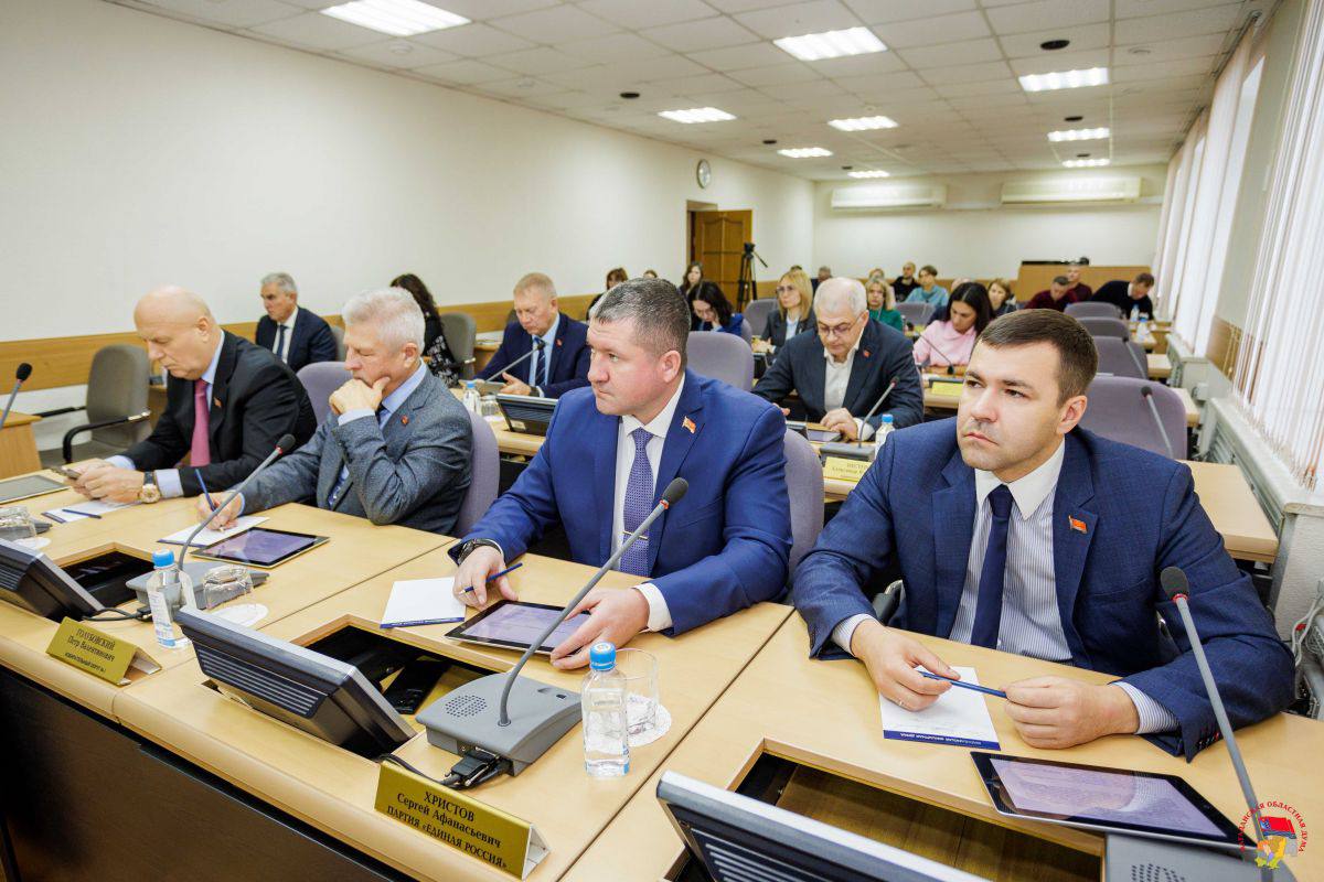 Единая Россия обеспечила сохранение социальных обязательств в бюджете Колымы Доходная часть бюджета региона на 2026 год планируется в объёме 88 6 млрд рублей расходная 89 9 млрд рублей Главным приоритетом остаётся социальная направленность что соответствует задачам Народнойпрограммы Единой России Председатель Магаданской областной Думы Анатолий Широков отметил что регион последовательно выполняет свои обязательства перед жителями Мы сохраняем социальные обязательства перед жителями Магаданской области Сохраняются все социальные выплаты предусмотрено увеличение заработной платы работников бюджетных отраслей Уже есть формальное подтверждение того что Магаданская область относится к числу субъектов с высокой степенью бюджетной устойчивости 16 1 млрд рублей в следующем году направят на поддержку семей и детей так называемый детский бюджет В его структуре предусмотрены меры напрямую связанные с инициативами Народной программы партии Особое внимание уделено детям сиротам на обеспечение их жильём запланировано 391 млн рублей Депутаты подчеркнули необходимость комплексного подхода Подробнее читайте на сайте