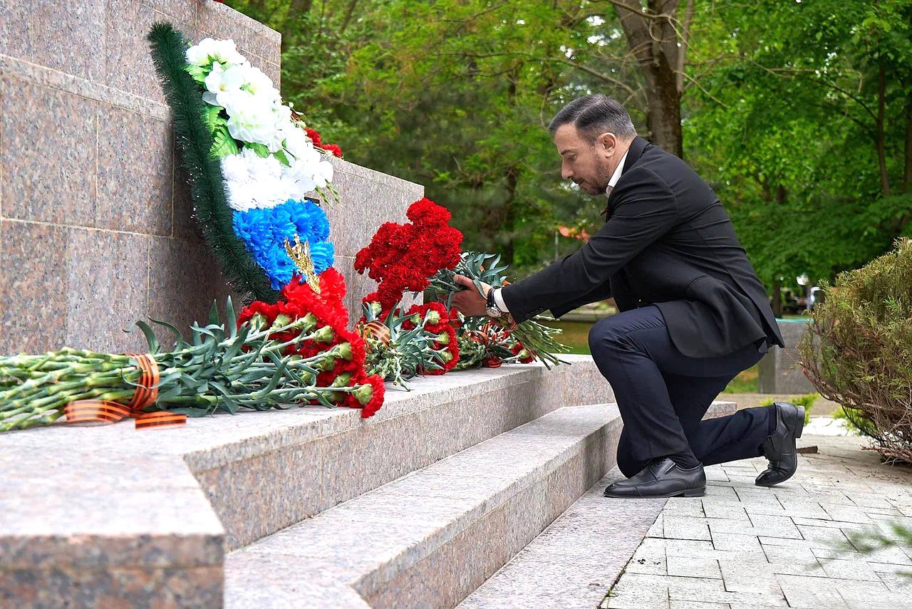 ССК благоустроила сквер Казачьей Славы ко Дню Победы В Пашковском районе завершены работы по благоустройству сквера Казачьей Славы. К 80-летию Победы на территории мемориала, где захоронены летчицы, погибшие при освобождении Кубани, высажены можжевельник, бересклет и живучка. Также проведены работы по очистке территории и обрезке кустарников. Эти мероприятия стали частью усилий компании ССК по сохранению памятных мест, достойных уважения к подвигу героев Великой Отечественной войны. Подробности - на сайте. Работа Авто Глэмпинг