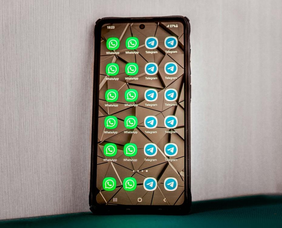 Госдума высказалась о немедленной блокировке Telegram и WhatsApp  Глава комитета Госдумы по информполитике Сергей Боярский высказался на тему блокировки Telegram и WhatsApp в ходе пресс-конференции.   «Таких решений просто нет. Да и уж тем более спекулировать на этом, мне кажется, ну, не очень правильно», — Сергей Боярский.   Однако претензии к мессенджерам действительно есть: они «не выполняют несколько существенных требований российского законодательства».  В частности, депутат сказал о «локализации персональных данных граждан на территории Российской Федерации»; также разработчики «не взаимодействуют должным образом по удалению запрещенной информации» — «детская порнография, пропаганда суицида». Он отметил, что платформам «не так много надо сделать»:  «Если зарубежные платформы сделают шаги навстречу и откроют здесь полномасштабные представительства уполномоченные, зарегистрируют кабинеты в Роскомнадзоре для обратной связи, <…> тогда к ним вообще никаких вопросов не останется», — сказал депутат.