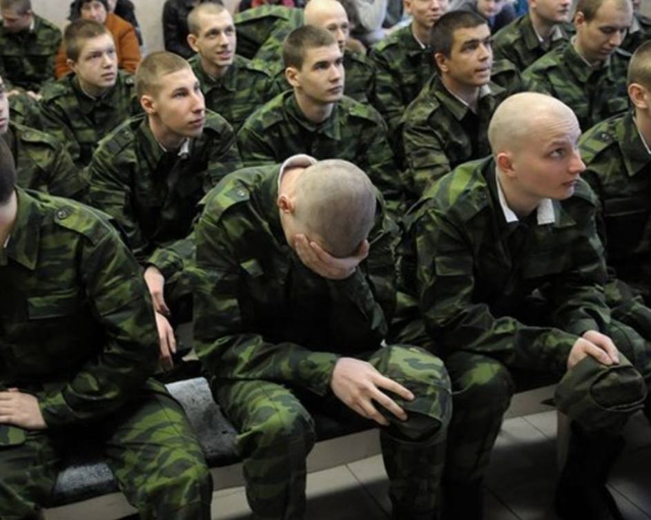 Россияне обязаны сообщать в военкомат об отъезде из страны Граждане должны уведомлять военкомат о выезде из России на срок более шести месяцев Также обязательному сообщению подлежат изменения семейного положения образования места работы учёбы и жительства а ещё назначение на новую должность Сделать это необходимо в течение двух недель с момента изменения данных За несообщение предусмотрена административная ответственность Штраф может достигать 5 тысяч рублей NEWS VL в MAX прислать новость