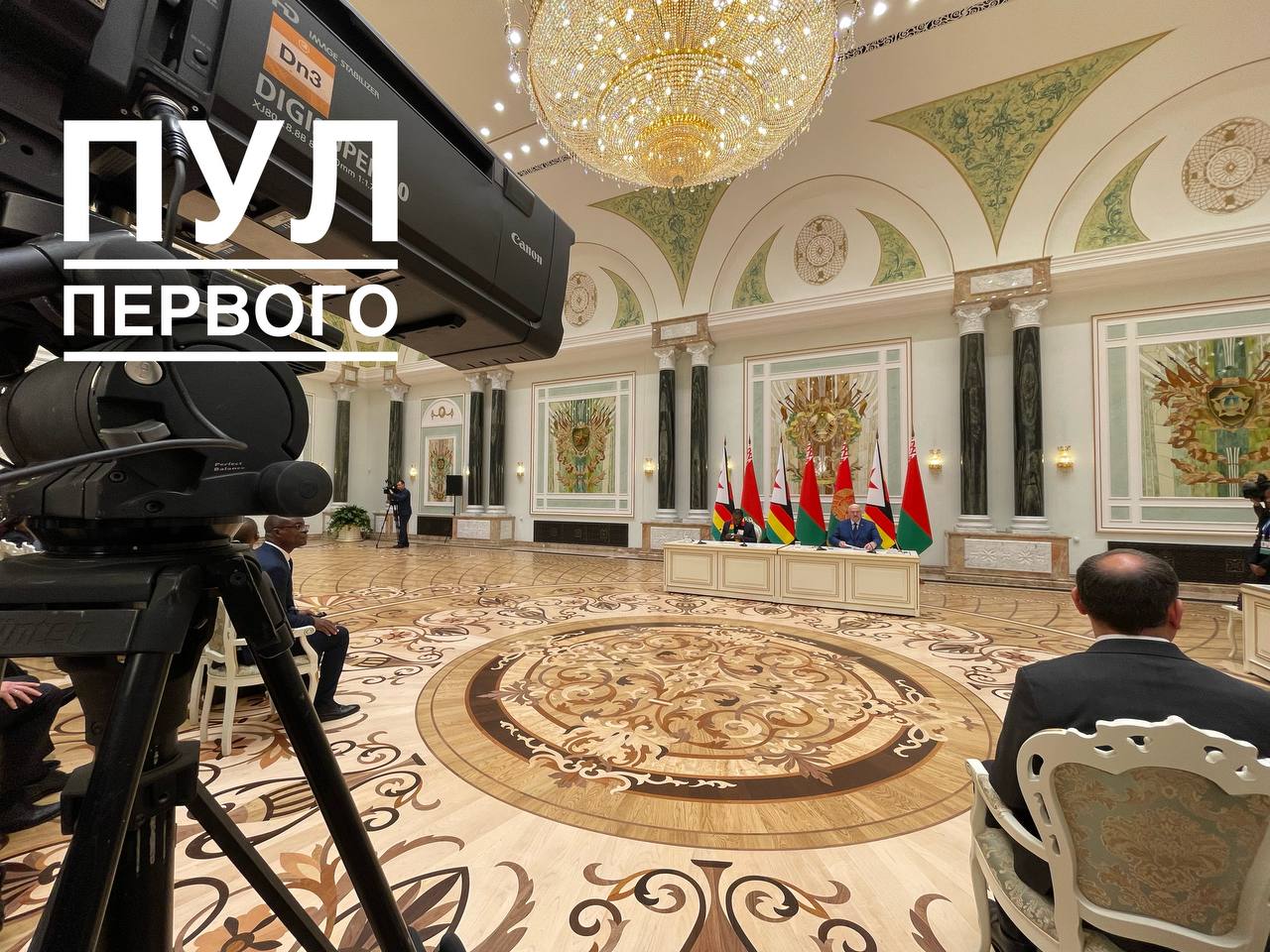 Беларусь и Зимбабве подписали дорожную карту стратегического сотрудничества на 2026–2030 годы Церемония обмена текстами прошла в Минске после переговоров президентов Александра Лукашенко и Эммерсона Мнангагвы. #Беларусь #Зимбабве Подпишись — Минская правда MLYN.by
