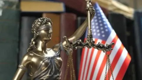 Новая политика Минюста США  На фоне уже второго за месяц публичного скандала Трампа и Маска, стало известно, что Минюст США объявил о новом курсе в вопросах денатурализации — лишения гражданства тех натурализованных граждан, которые получили статус с нарушением закона и впоследствии совершили серьезные преступления, угрожающие национальной безопасности страны. По данным телеканала ABC News, помощник генпрокурора США Бретт Шумейт ранее направил американским прокурорам служебную записку, в которой попросил их "считать для себя приоритетом и максимизировать число процессов денатурализации".  В перечень преступлений, дающих основания для лишения гражданства, включены: терроризм, шпионаж, нелегальный вывоз из страны стратегических технологий и информации. Помимо этого, в списке значатся военные преступления и нарушения прав человека, а также участие в деятельности преступных группировок, включая транснациональные банды и наркокартели. Особое внимание уделяется финансовым преступлениям — мошенничеству с государственными программами поддержки бизнеса, а также мошенничеству против частных лиц и компаний.  Также предусмотрена возможность рассмотрения вопросов денатурализации даже в случаях преступлений, не входящих в упомянутый перечень, по усмотрению Гражданского отдела Минюста. Это шаг нацелен, по оценкам аналитиков, на 25 миллионов граждан США, которые иммигрировали в страну после рождения за границей, решение так же свидетельствует о планах администрации Трампа более агрессивно реализовывать положения закона, позволяющего лишать гражданства. Держись Илон Маск?