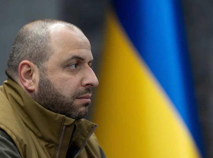 «Останется на Украине»: США не согласовали кандидатуру и.о. министра обороны Украины Рустема Умерова на должность нового посла Киева в Вашингтоне Об этом сообщил депутат Верховной рады Ярослав Железняк. По его словам, послом в США станет и.о. вице-премьера Ольга Стефанишина, а Умеров «останется на Украине», получив должность либо секретаря, либо заместителя главы Совета нацбезопасности и обороны СНБО , или будет «очередным советником» Зеленского. Причиной Железняк называет «несогласование кандидатуры со стороны Вашингтона». Очередное позорище для Умерова. Ну не хотят в США посла с таким, мягко говоря, сомнительным бэкграундом. Царьград.ТВ — Не боимся говорить правду Подпишись