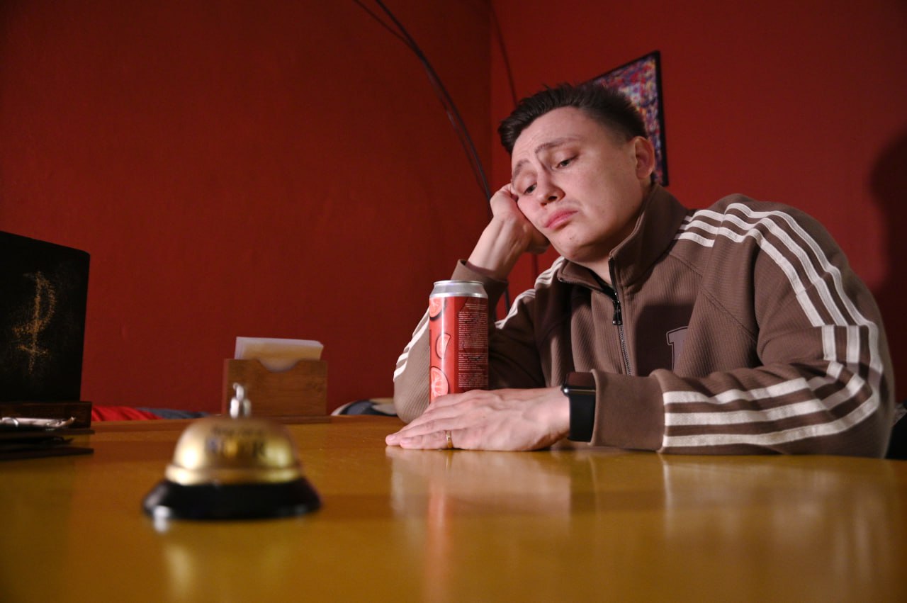 Закон о наливайках собираются ужесточить Об этом сообщил глава Комитета по промышленной политике инновациям и торговле Александр Ситов в программе Большое интервью на 78 м канале Речь идет о возможности магазинам торгующим алкоголем работать в жилых домах По итогам проверок в этом году у 38 предприятий общепита в жилых домах приостановлена лицензия 12 из них закрылось Однако всего в жилых домах работает 2500 точек обладающих лицензией на продажу спиртного То есть новый закон остановил работу менее 1 заведений Вопрос об ужесточение закона чиновник обещал обсудить в следующем году после сбора всех данных Читай нас в MAX Подпишись на Комсомольскую правду СПб