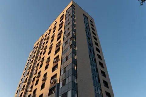 Программа реновации пополнилась новыми проектами застройки в Москве Комитет по градостроительной политике и строительству Москвы одобрил архитектурные планы возведения двух жилых комплексов в рамках программы реновации предназначенных для жителей северной части столицы Эти новостройки появятся на участках в Бескудниковском районе по Коровинскому шоссе неподалеку от метро Селигерская и одноименного парка имени Святослава Федорова Будущие жилые комплексы представляют собой два корпуса с разным количеством секций первая новостройка будет включать две и девять секций на 703 квартиры вторая одну и пять секций на 282 квартиры Проект охватывает территорию общей площадью более 3 гектаров Дополнительно получено разрешение на строительство ещё одного жилого дома в районе Восточного Измайлова на Сиреневом бульваре Комплекс будет представлять собой двухэтажные и пятиэтажные секции соединенные подземным паркингом Строительство запланировано на земельном участке площадью 1 1 гектара Мегаполис РФ