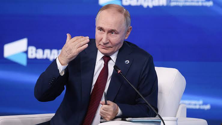Путин поручил упростить госэкспертизу важных объектов По итогам рабочей поездки президента РФ в Магадан принят перечень поручений Правительству В чем суть В законодательство должны быть внесены поправки которые позволят проводить госэкспертизу наиболее важных проектов без сдачи сведений об источнике и размере финансирования Обеспечить внесение в законодательство Российской Федерации изменений предусматривающих возможность непредставления сведений об источнике и размере финансирования для проверки достоверности определения сметной стоимости строительства при проведении государственной экспертизы проектной документации объектов капитального строительства и или результатов инженерных изысканий необходимых для ее подготовки в случае наличия поручения Президента Российской Федерации или Председателя Правительства Российской Федерации Поправки должны быть подготовлены ко 2 февраля 2026 года developers policy