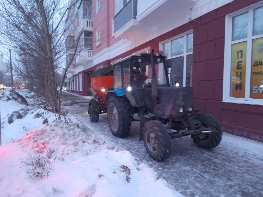 МБУ «Автодорстрой» проводит противогололедную обработку уличной сети города  В связи с резким изменением погодных условий дорожная служба города продолжает работать в круглосуточном режиме с продленной дневной сменой. Для безопасного передвижения автомобилей и пешеходов МБУ «Автодорстрой» проводит противогололедную обработку дорог и тротуаров города.   Посыпка дорог проводилась в ночную смену, с 22 на 23 января, на улицах: 50 лет СССР, Сухэ-Батора, Георгиева, Панфиловцев, Малахова, Попова, Антона Петрова, Взлетная, Лазурная, Сиреневая, Шумакова, Титова, Малахова, Глушкова, Чудненко, Горно-Алтайская, 80 Гвардейской Дивизии, Беляева, Тимуровская, 40 Лет Октября, Шукшина, Эм. Алексеевой, Попова, Малахова, Юрина, 2 Северо-Западная и на других участках дорог.   В утренние часы и в дневную смену проводится посыпка тротуаров, подходов к пешеходным переходам, лестничных сходов, площадок остановочных павильонов. Работы ведутся механизированным способом и вручную.   Работы ведутся на улицах: Шукшина, Кавалерийская, Веры Кащеевой, Монтажников, Юрина, Малахова, м. Попова, Антона Петрова, Ползунова, Павловском тракте, проспектах: Калинина, Комсомольском, Красноармейском, Строителей и на других участках уличной сети города.   Всего на дорогах и тротуарах города в дневную смену задействовано 77 единиц техники и 130 дорожных рабочих.  Призываем автомобилистов быть предельно осторожными на дороге, неукоснительно соблюдать правила дорожного движения и парковки, с пониманием относиться к работе дорожной техники.