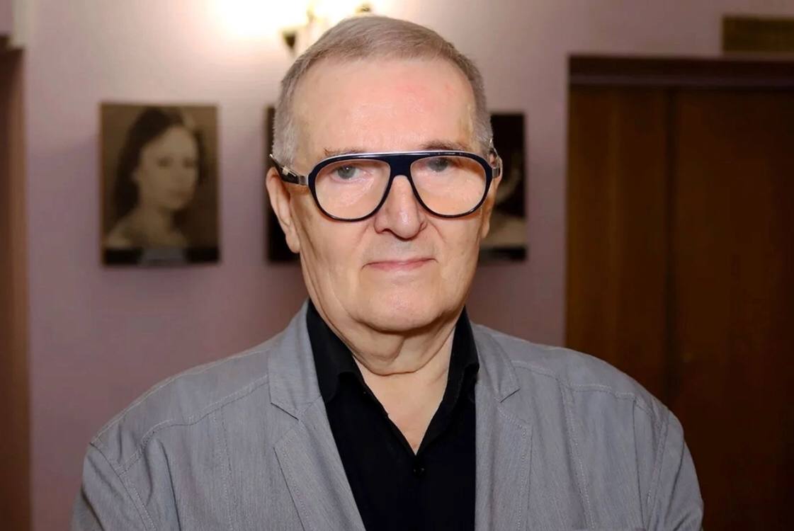 Умер режиссёр Юрий Ерёмин  Вчера, 1 августа, на 82-м году жизни не стало режиссёра, педагога, народного артиста РСФСР Юрия Ерёмина. Об этом сообщил Театр имени Моссовета, где Ерёмин работал с 2000 года.  В марте 2024 года, поздравляя мастера с 80-летним юбилеем, Театр имени Моссовета в соцсетях писал: «<…> Это он поставил “Палату №6”, один из главных спектаклей перестройки. Действие в нём разворачивалось внутри загона, грубо сколоченного из доски-горбыля, а зрители сидели снаружи и наблюдали за происходящим через широкие щели. Само это пространственное решение соответствовало времени: мы ведь тоже в те годы смотрели на нашу историю, ещё недавно закрытую, через щёлочки, пытаясь что-то разглядеть.   Это у него в “Ревизоре” в Театре Пушкина появлялся инфернальный Хлестаков — Виктор Гвоздицкий. А в другом спектакле Гвоздицкий выходил в роли Эрика XIV, примеряя на себя образ, накрепко связанный с именем Михаила Чехова <…>».  Подробности — по ссылке.