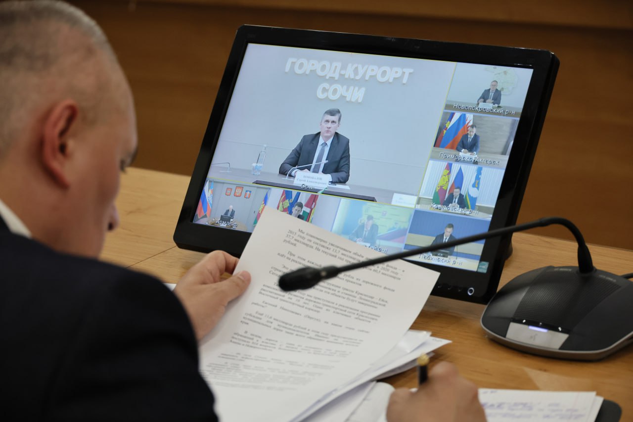 Вениамин Кондратьев: За последние 10 лет в крае отремонтировали 5,5 тысячи километров региональных и межмуниципальных дорог Вопросы реализации программ дорожного хозяйства обсудили на краевом совещании с участием вице-губернаторов и руководителей профильных ведомств. – В Краснодарском крае почти 43 тысячи километров дорог. За последние 10 лет мы отремонтировали 5,5 тысячи километров региональных и межмуниципальных трасс. За это же время более чем в 4,5 раза увеличили объем дорожного фонда – с 13,7 до 60,5 миллиарда рублей. Регион стал одним из лидеров нацпроекта «Безопасные качественные дороги» в стране. Но это не повод успокаиваться, потому что важны не отчет, а результаты. И люди должны видеть их там, где живут. Необходимо продолжить повышать качество дорог, – сказал Вениамин Кондратьев.