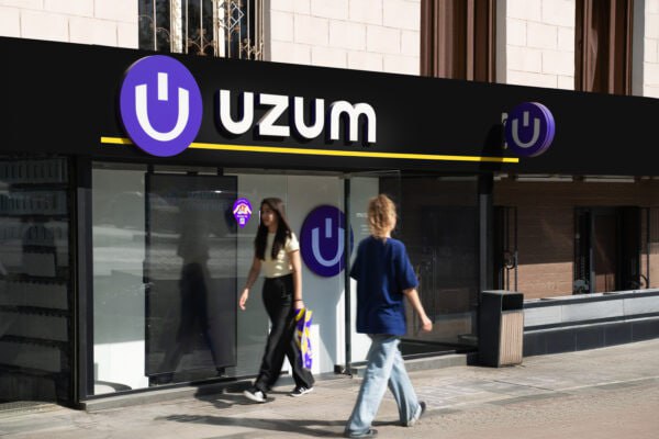 Более миллиона заказов выдали Uzum Market и UzPost Благодаря коллаборации компаний у покупателей Uzum Market по всему Узбекистану есть возможность забирать свои заказы с национального маркетплейса в отделениях национального почтового оператора UzPost 622 совместных пункта выдачи заказов работают уже в более чем 200 населенных пунктах во всех регионах страны Отделения связи UzPost достаточно обустроены как и современные пункты выдачи покупатели могут проверить полученные товары и примерить одежду обувь и аксессуары в специально оборудованных примерочных Во всем мире почтовые службы и маркетплейсы надёжные партнёры и мы рады поддержать эту тенденцию Сегодня сеть почтовых отделений UzPost насчитывает более 1600 точек по всей стране Благодаря партнёрству с Uzum Market у узбекистанцев есть ещё один повод прийти в отделение UzPost при этом вместе с Uzum мы активно адаптируем инфраструктуру для удобства покупателей по всей стране сказал Олег Мышелов руководитель по взаимодействию с бизнес партнёрами UzPost Сегодня в ассортименте Uzum Market более миллиона уникальных товарных наименований и вместе с UzPost мы делаем их доступными для пользователей и в столице и в небольших кишлаках Наша совместная работа включает и развитие сети партнерских пунктов выдачи и развитие совместной ИТ инфраструктуры что позволяет делать работу логистической службы еще более эффективной отметил Роман Чунихин руководитель развития регионов Uzum Market Мы с UzPost планируем не только расширять сеть совместных пунктов выдачи но и инвестировать в общее развитие IT и логистической инфраструктуры Uzum Market крупнейший национальный маркетплейс с ассортиментом более 1 2 млн уникальных товаров Сегодня здесь продают свои товары более 16 500 предпринимателей от крупных производителей до малого и среднего бизнеса Пункты выдачи заказов работают уже в более чем 416 населённых пунктах по всему Узбекистану Telegram Facebook Instagram LinkedIn