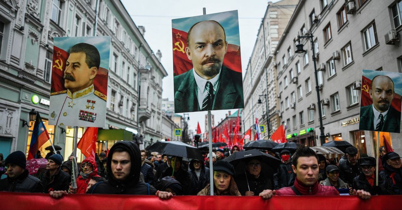 44 россиян не поддержали идею перезахоронения тела Ленина Остальные выступили за 36 затруднились с ответом 19 либо отказались отвечать 1 пишут Ведомости со ссылкой на исследовательскую группу Russian Field Опрос был проведен после выхода на телеканале Спас нашумевшего фильма Мумия Как отмечают авторы исследования значимо чаще поддерживают позицию авторов фильма т е выступают за перезахоронение и снос Мавзолея респонденты с высшим образованием 38 против 34 граждан без высшего образования обеспеченные 40 против 37 малообеспеченных и жители крупных и средних городов 38 против 34 жителей малых городов ПГТ сел Чаще всего против идеи перезахоронения Ленина выступают мужчины представители старших поколений и сторонники КПРФ Подписывайтесь на Расстригу