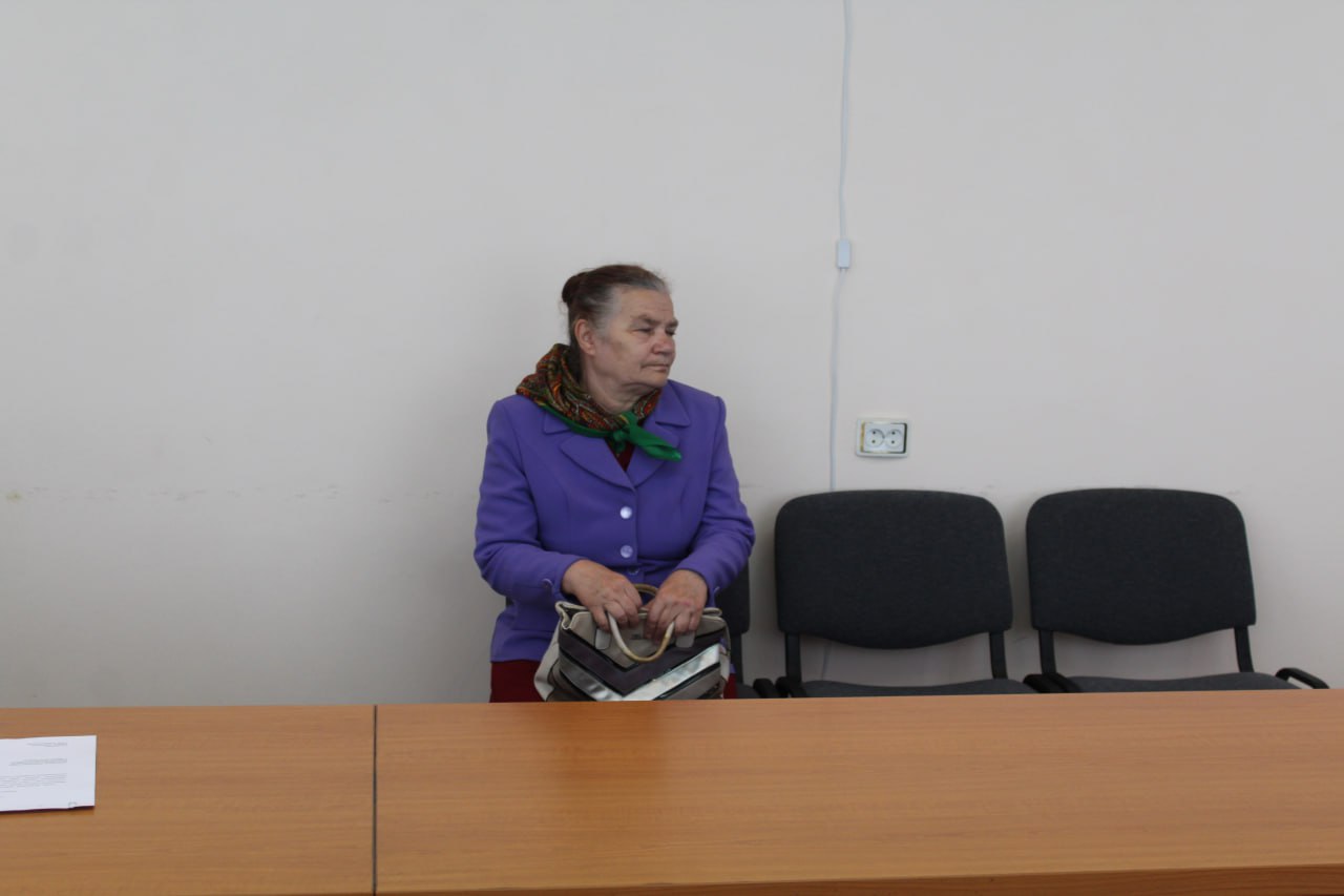 В начале рабочей недели состоялся прием граждан, который провела Глава городского округа муниципальное образование городской округ город Кировск Луганской Народной Республики Виктория Сергеева. В приёме приняли участие первый заместитель Главы Администрации Василий Ткачев и заместитель Главы Администрации Александр Самойлов, а также руководители структурных подразделений города. Сегодня, к Главе городского округа город Кировск ЛНР Виктории Сергеевой на приём обратились жители по вопросам жилищно-коммунальной сферы. Вопросы жилищно-коммунального хозяйства в числе наиболее острых. Каждое обращение было внимательно зафиксировано, и по каждому из них будут направлены запросы в соответствующие организации для принятия мер. Все обращения граждан приняты к сведению и будут рассмотрены в установленном порядке. Администрация города Кировска придает большое значение обратной связи с жителями и стремится оперативно реагировать на их нужды и проблемы.
