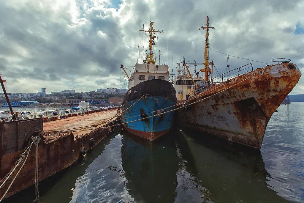 Суда старше 40 лет могут перестать допускать в российские порты Правительством поручено до 30 декабря текущего года представить согласованное предложение о поэтапном запрете допуска в порты Российской Федерации российских и иностранных судов старше 40 лет с конечным сроком 1 января 2030 года заявил замминистра транспорта РФ Александр Пошивай Предложение предусматривает усиление контроля технического состояния судов и дополнительные меры поддержки включая дифференцированные портовые сборы с учётом возраста флота базовый уровень для молодого флота и повышающий коэффициент для старших возрастных групп уточнил замминистра PROtransport
