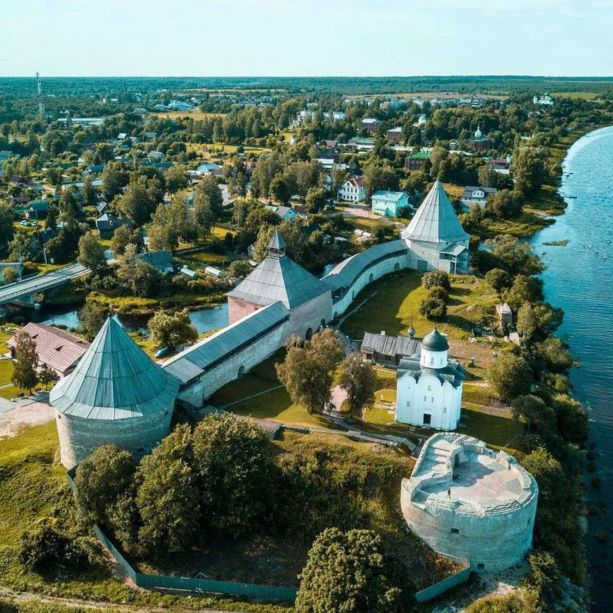 Из Петербурга в Старую Ладогу запустили бесплатные туристические автобусы Автобусы отправляются от станции метро Площадь Восстания Во время поездки туристов сопровождают гиды в исторических костюмах Проезд бесплатный отдельно оплачивается только билет в крепость 800 рублей