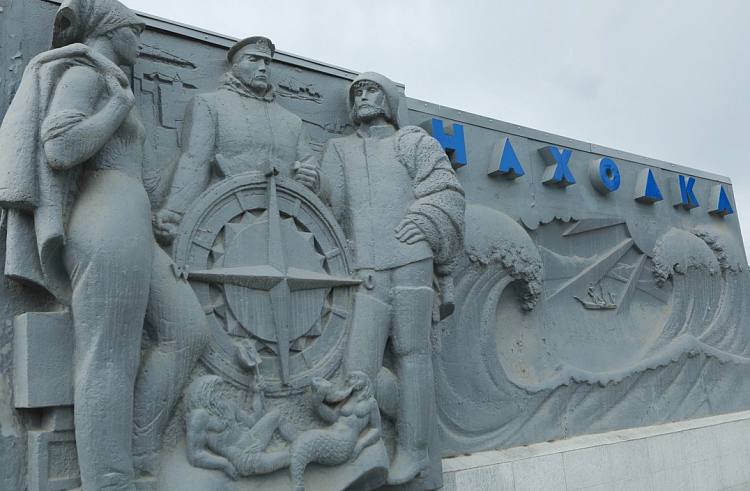 Канализационную систему модернизируют в Находке Как рассказали в краевом министерстве ЖКХ, в Находке ведутся важные работы по улучшению городской инфраструктуры: на улице Спортивной строится современный напорный канализационный коллектор. Этот объект повысит надёжность отвода сточных вод в микрорайоне, где проживает почти 10 тысяч человек. Завершение работ планируется в 2026 году. «Подрядчик уже завершил земляные работы и приступил к укладке современных полиэтиленовых труб большого диаметра. На сегодня проложено 576 метров – это важный этап в масштабном проекте», – сказали в ведомстве. Новые трубы заменят изношенные коммуникации, исключат утечки неочищенных стоков в почву.