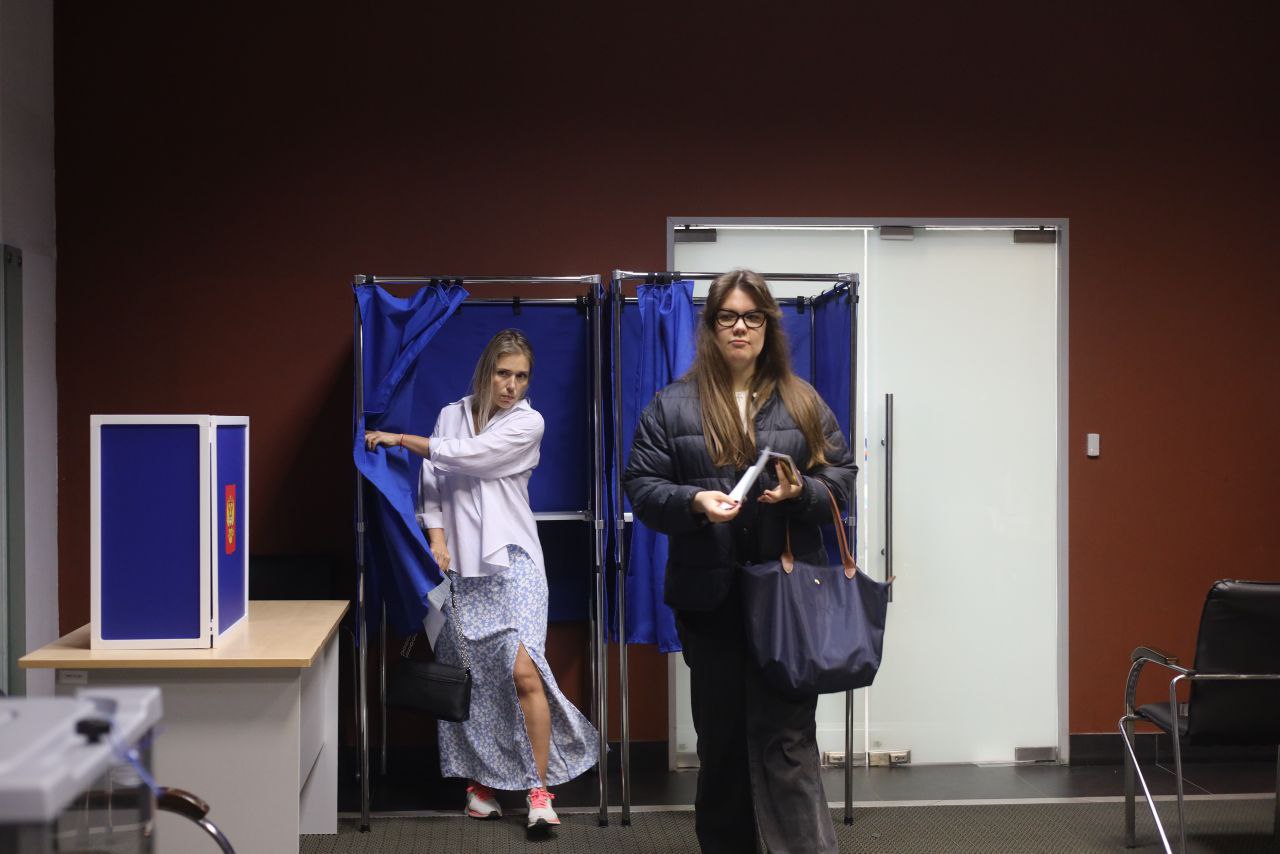 Более 1 млрд рублей потратят на проведение выборов в 2026 году в Петербурге Власти Санкт Петербурга направят более 1 млрд руб на содействие избирательным комиссиям в период проведения выборов в 2026 г Как сообщил губернатор Александр Беглов на встрече с главой ЦИК Эллой Памфиловой эта сумма на 280 млн руб превышает расходы электорального цикла 2024 г Петербуржцам предстоит принять участие в выборах депутатов Государственной Думы Законодательного собрания а также ряда муниципальных советов Памфилова отметила что в Северной столице оперативно решают вопросы обеспечения деятельности избиркомов Единый день голосования назначен на 20 сентября 2026 г Выборы пройдут на почти 2000 постоянных участках t me izbirkom47 Telegram Max