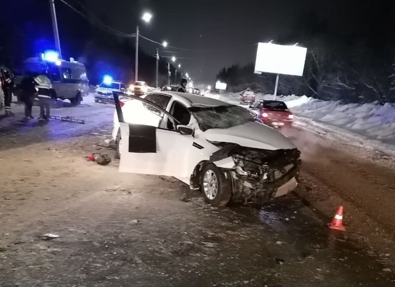 Число погибших во вчерашней аварии на Эжвинской трассе увеличилось до трех человек. На 12 километре столкнулись Lada Vesta и Kia Optima.   Водитель иномарки не справился с управлением и выехал на встречку. В аварии погибли три человека. Водители  обеих машин скончались на месте до приезда скорой. Пассажир «Лады» погиб в карете скорой помощи.  Были госпитализированы пассажир «Лады» и пассажирка Kia. С травмами различной степени тяжести они были госпитализированы. Пассажирка иномарки в коме.  Прокуратура проводит проверку.   Подписаться   Прислать новость