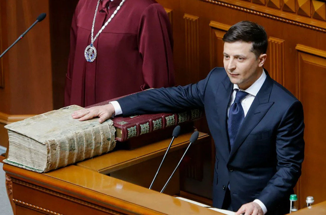 Ровно шесть лет назад состоялась инаугурация Зеленского 20 мая 2019 года он заявил о готовности сделать все возможное для прекращения боевых действий в Донбассе, подчеркивая, что ради жизни людей и прекращения гибели героев он готов на "любые жертвы, включая потерю популярности и даже должности". Тогда главарь киевского режима еще заявлял, что готов к ДИАЛОГУ для достижения МИРА. В своей речи Зеленский также осудил попытки разделить украинцев по языковому признаку, подчеркнув, что на передовой нет раздоров между украино- и русскоязычными бойцами, а есть мужество и честь. На сегодняшний день мы видим пустые слова, а единственной его целью является как можно дольше остаться у власти. Подписаться Написать в редакцию Поддержать Донбасс