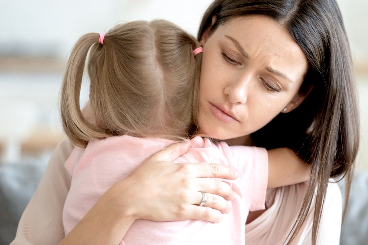 Штрафы за препятствия общению ребенка с одним из родителей предложили повысить соответствующий законопроект внесен в Госдуму Авторы инициативы указывают что существующие размеры штрафов не пересматривались с 2011 года и не оказывают должного воздействия Предлагается увеличить размер штрафов до 10 тысяч рублей а в случае повторного нарушения до 20 тысяч рублей Это по мнению разработчиков обеспечит соизмеримость и справедливость назначаемого наказания совершенному правонарушению В настоящее время размер штрафа составляет от двух до трех тысяч рублей а за повторное нарушение от четырех до пяти тысяч рублей Авторы законопроекта подчеркнули что различные виды злоупотреблений в отношении детей и подростков такие как нарушение их права на общение с одним из родителей неисполнение судебных решений об определении места жительства и порядке осуществления родительских прав оказывают негативное влияние на развитие ребенка затрагивая все сферы его жизнедеятельности и нарушая нормальное социальное функционирование Они указали что такие действия препятствуют полноценному развитию детей создают эмоциональные и психологические травмы а также снижают уровень социальной адаптации Фото iStock Подписаться на Российскую газету в Читать нас в MAX