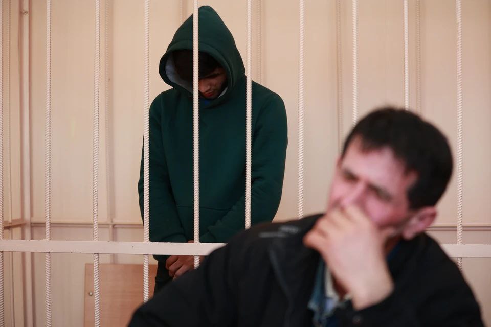 В Уссурийске осудили банду налетчиков на интернет-кафе Четыре иностранца получили от 7 до 7,5 лет строгого режима за разбойное нападение на кафе на улице Тургенева. В январе 2023 года они ворвались в заведение, угрожали пистолетом кассирше и даже стреляли в её сторону. После — забрали 15 тысяч рублей и два ноутбука, скрылись и потратили добычу на алкоголь и наркотики. Ущерб, кстати, вернули — но это не спасло от колонии. Приговор пока не вступил в силу.
