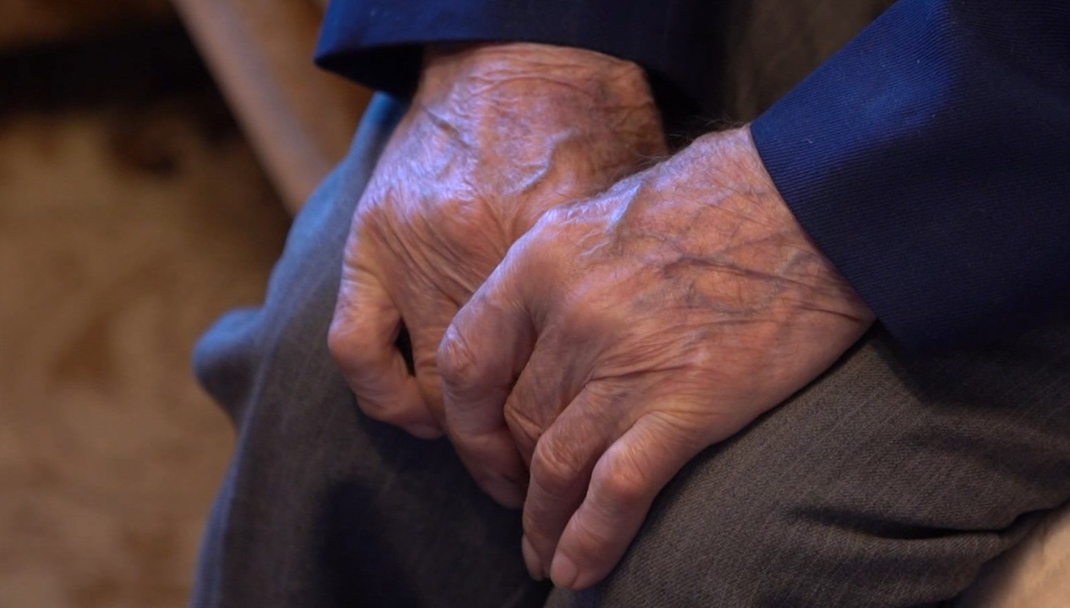 Житель Алтайского края до смерти избил отца 45 летний житель Романовского района проживающий с отцом постоянно ссорился с ним на бытовой почве Конфликты нередко перерастали в избиение сообщает Следком Алтайского края Так во время очередной ссоры в июле 2025 года мужчина избил отца руками и ногами Удары пришлись на область головы и шеи Потерпевшего без сознания обнаружили родственники Они же вызвали скорую помощь Пожилого мужчину госпитализировали диагностировав черепно мозговую травму Спустя два месяца он умер в больнице Суд признал сына виновным в умышленном причинении тяжкого вреда здоровью повлекшем по неосторожности смерть Его приговорили к девяти с половиной годам исправительной колонии строгого режима Катунь 24 в MAX