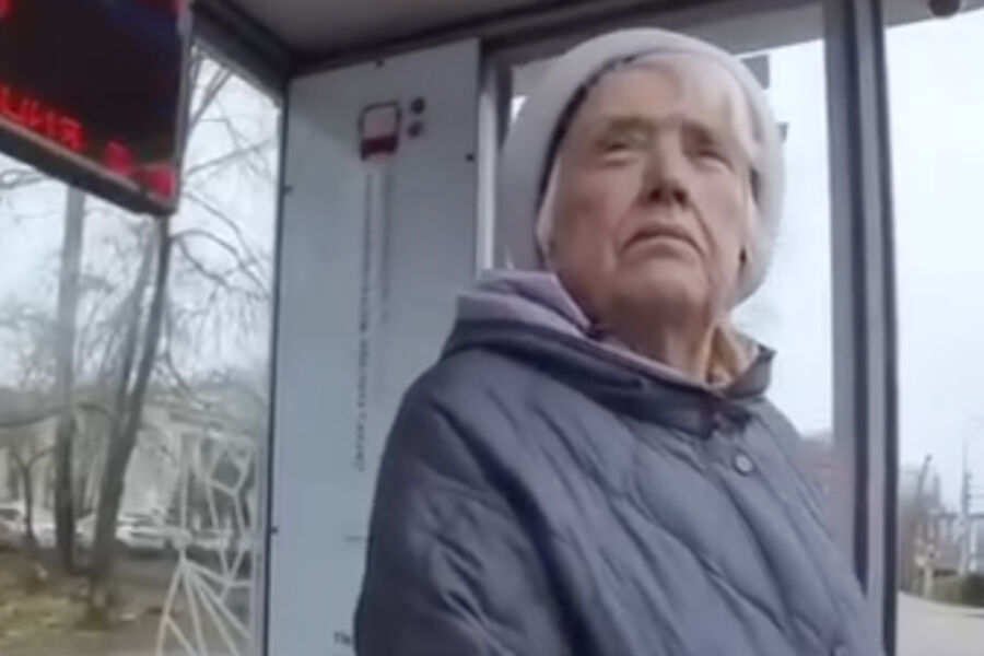 На автобусной остановке в Перми заметили женщину похожую на президента США Дональда Трампа Видео опубликовал в Instagram владелец компания Meta признана в России экстремистской и запрещена местный житель Евгений Сажин Ролик начинается словами Шанс встретить Дональда Трампа в Перми очень мал но никогда не равняется нулю На видео автор приближается к женщине которая стоит на остановке с надписью 300 лет Перми и спрашивает замечала ли она сходство с американским политиком Ну прямо говорит та После этого автор ролика поясняет что речь идет о Трампе в женском виде Тогда женщина разводит руками и замечает что как и президент США седая Он симпатичный вы тоже отмечает автор видео Меньше чем за сутки ролик посмотрели более 3 млн раз и неоднократно прокомментировали Раскрыто число двойников Трампа В феврале этого года американский актер Алек Болдуин сорвался на комика Джейсона Скупа который в костюме Дональда Трампа попытался развести артиста на контент для своих соцсетей