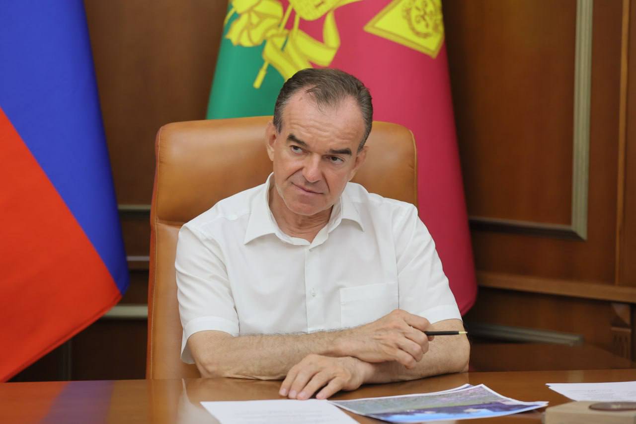 Губернатор Кубани рассказал о росте турпотока в условиях ограничений  Вениамин Кондратьев в интервью Life.ru отметил, что в первом полугодии курорты региона посетили около 6,5 миллиона человек, что соответствует показателям 2024 года.  Губернатор Кубани подчеркнул важность фестивалей и массовых мероприятий, таких как VK Fest в «Сириусе» и «Равновесие» в Абрау-Дюрсо, которые привлекают в край молодёжную аудиторию.   Открытие нового аэропорта в Геленджике и улучшенная инфраструктура на побережье позволят региону удерживать свою позицию среди лидеров туристического направления России       Новости тут   Прислать фото/видео