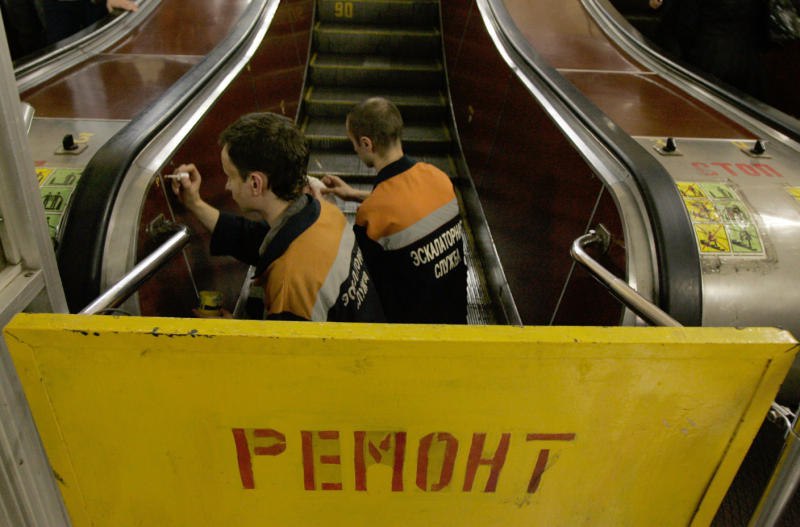 На три года закроют эскалаторы на станциях метро «Шоссе Энтузиастов» и «Ленинский проспект» в связи с капитальным ремонтом подъемников. На их месте установят аналоги тяжелого режима работы. О дате начала ремонта будет объявлено позже — «Московский метрополитен» только разместил тендер на три миллиарда рублей и еще не определился с генподрядчиком.