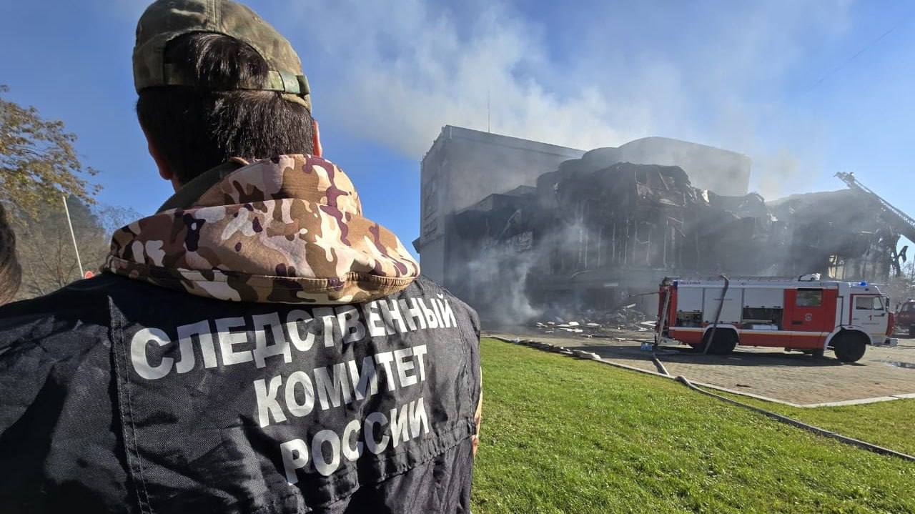 Начальника охраны ХМТ судят за хранение горючих материалов вблизи здания В Нижнем Тагиле перед судом предстанет начальник безопасности и охраны зданий ХМТ Его обвиняют в халатности которая поставила под угрозу безопасность объекта По данным следствия мужчина в чьи обязанности входила пожарная безопасность сознательно разрешил хранить легковоспламеняющиеся материалы вплотную к северной стене здания Этот факт по мнению следствия является прямым нарушением норм пожарной безопасности и создает высокий риск возникновения пожара Кстати Хабаровск