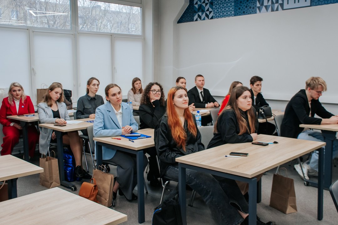 Студенты Владимирской области продемонстрировали свои таланты на отборочном этапе премии "Студент года - 2024"!   Конкурс проходил на базе Центра опережающей профессиональной подготовки. Предварительный отбор прошли 98 студентов очной формы обучения  Конкурсанты состязались в различных форматах: мастер-классы по тематике номинаций, участие в командной разработке социального проекта, участие в дебатах, самопрезентация, решение кейсов, собеседование.  По итогам этапа будут определены лауреаты, победители и обладатель гран-при. Они представят нашу область на федеральном уровне!