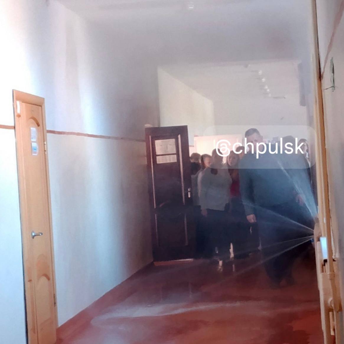 В 42 школе устраняют последствия утреннего прорыва радиатора отопления По данным управления образования обошлось без пострадавших учебный процесс не нарушен В настоящее время на месте проводится ремонт Подписаться на chpulsk Мы в MAX