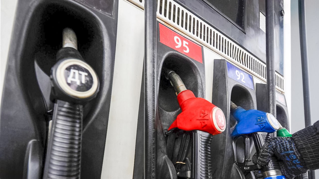 На фоне колебаний оптовых цен на светлые нефтепродукты на Санкт-Петербургской международной товарно-сырьевой бирже, Правительство Крыма предпринимает меры по стабилизации ситуации на топливном рынке полуострова. В ходе диалога с крымскими предприятиями-трейдерами достигнута договорённость о сдерживании розничных цен на топливо. Стоимость бензина на крымских АЗС не должна превышать 1,5 рубля за литр розничную стоимость топлива в городе Темрюк Краснодарского края. С начала текущего года зафиксирован значительный рост оптовых цен на бензин: стоимость АИ-92 увеличилась на 11 тыс. руб., а АИ-95 – на 15 тыс. руб. Это, в том числе, влияет на стоимость доставки топлива в Крым и увеличивает кредитную нагрузку на предприятия.
