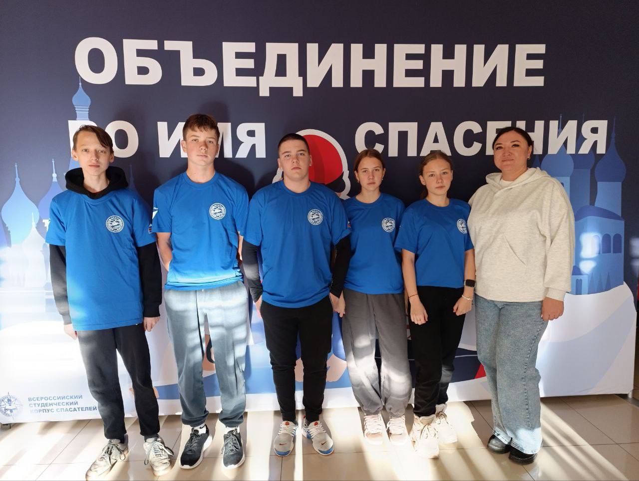 Школа №37 представит Ульяновск в полуфинале II Всероссийских соревнований школьных спасательных отрядов Глава города Александр Болдакин пожелал удачи команде ульяновских школьников и подчеркнул, что участие в таких мероприятиях является серьёзной подготовкой к будущей профессии - Это результат вашего упорства и успешной профориентационной работы, которая проводится в Ульяновске. Начиная со школьной скамьи, учеников готовят к работе в МЧС, они получают навыки по спасению жизней людей, работе в команде и принятию ответственных решений в сложных ситуациях. Ведётся работа по оснащению школьных классов, в которых проводятся уроки по основам безопасности и защите Родины. Продолжим всячески поддерживать стремление наших ребят к знаниям и профессиональному росту, - сказал Александр Болдакин Ребятам предстоит участие в очном полуфинале, который пройдет в Чебоксарах с 1 по 3 октября Участниками отборочного тура в этом году стали около двух тысяч команд из 89 регионов нашей страны