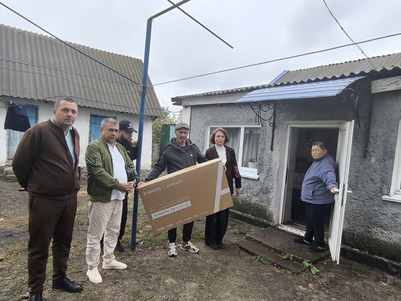 Жительнице Великолепетихского района передали телевизор для подключения к Русскому Миру Жительнице Великолепетихского района помогли подключить спутниковое телевидение Русский Мир У женщины не было телевизора необходимого для установки оборудования Его подарила женщине компания Спецагропроект один из подрядчиков проекта Не так давно сотрудники одной из наших рабочих групп сообщили о жительнице Великолепетихского района Ольге Васильевне которая переживает непростой период Ей требовалась установка спутникового телевидения Русский Мир но у нее отсутствовал телевизор поделился генеральный директор Спецагропроекта Олег Нафеев Русский Мир проект который обеспечивает бесплатный пакет телеканалов для жителей Новороссии По льготной программе комплект оборудования предоставляется бесплатно там где затруднен прием цифрового эфирного сигнала В Херсонской области в перечень таких населенных пунктов включены 149 городов и сел к которым относится и Рубановка С полным списком можно ознакомиться по ссылке   gov khogov ru news v hersonskoj oblasti opredelen perechen naselennyh punktov gde vozmozhno besplatnoe ispolzovanie teleradioveshhaniya Помощь