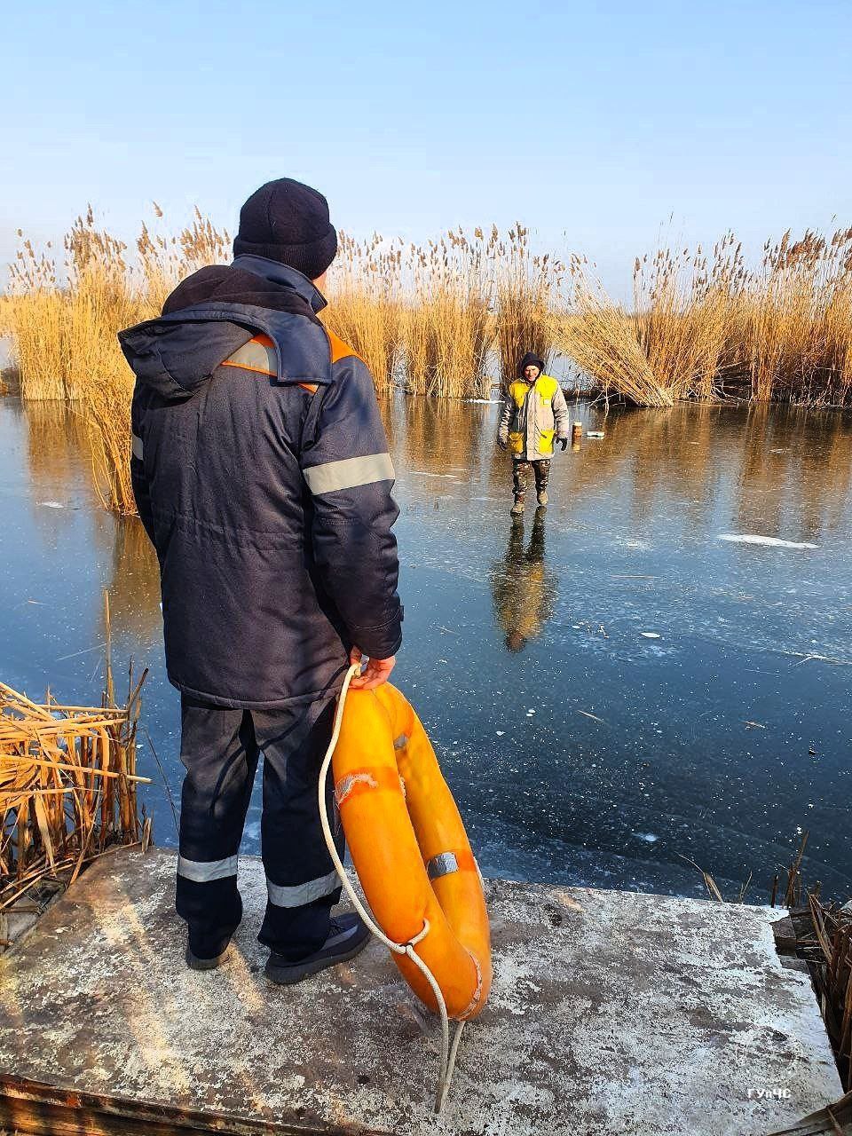 Рыбалка на тонком льду может быть опасна. Спасатели проводят рейды и напоминают любителям экстрима порыбачить о правилах безопасности. На фото – Кучурганское водохранилище.