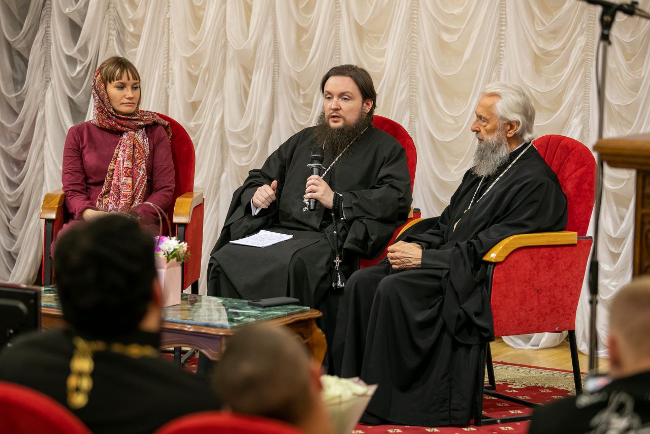 С 13 по 15 ноября в Саранске прошел XI Межрегиональный форум для руководителей и активистов молодежных отделов епархий Приволжского федерального округа Пересвет В этом году форум собрал более 240 участников из 14 регионов ПФО а также представителей правительства Республики Мордовия и Мордовской митрополии Пересвет уже в течение более чем десяти лет выступает ключевой площадкой для координации молодежного служения в Приволжском федеральном округе От Оренбургской епархии в форуме приняли участие иерей Вячеслав Зайцев председатель отдела по работе с молодёжью и Батырев Дмитрий Максимович преподаватель Православной гимназии г Оренбурга Центральной темой форума в 2025 году стали Семейные ценности отцовство и материнство в жизни православного христианина Докладчики отметили что семья является основой духовного здоровья общества и важнейшим пространством для воспитания молодежи Форум включал тематические секции и мастер классы освещающие важные аспекты молодежной работы Участники обсудили успешные практики и методы защиты традиционных ценностей в цифровом пространстве а также формы взаимодействия с молодежью в епархиях Особое внимание уделялось обмену опытом между епархиями и разработке совместных проектов На официальной церемонии закрытия митрополит Зиновий вручил дипломы участникам и подвел итоги форума Он подчеркнул что время проведенное на Пересвете стало временем духовного укрепления и осмысления главной миссии молодежного служения создания живой церковной общины где семья воспринимается как путь к спасению