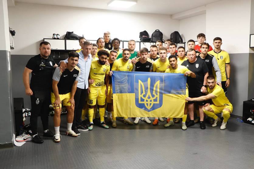 УЕФА наказал украинский клуб "Александрия" за расизм фанатов  Европейский футбольный союз  УЕФА  наложил санкции на ФК "Александрия" после инцидента во время матча квалификации Лиги конференций против белградского "Партизана". Болельщики украинского клуба, по данным УЕФА, допустили расистские высказывания в адрес игроков сербской команды.   Инцидент произошёл 25 июля в Польше, где проходила первая встреча  2:0 в пользу "Партизана" . После одного из голов фанаты "Александрии" выкрикивали не только оскорбления, затронувшие игроков "Партизана" и московского ЦСКА, но и экстремистские лозунги по типу "убей серба".  В ответной игре, завершившейся разгромом 4:0, украинской команде запретили использовать национальные символы — в частности, выходить на поле с флагом.   В наказание "Александрия" оштрафована на 20 000 евро, а также получила предупреждение: если подобные инциденты повторятся в течение двух лет, клуб будет обязан частично закрывать трибуны на домашних играх.