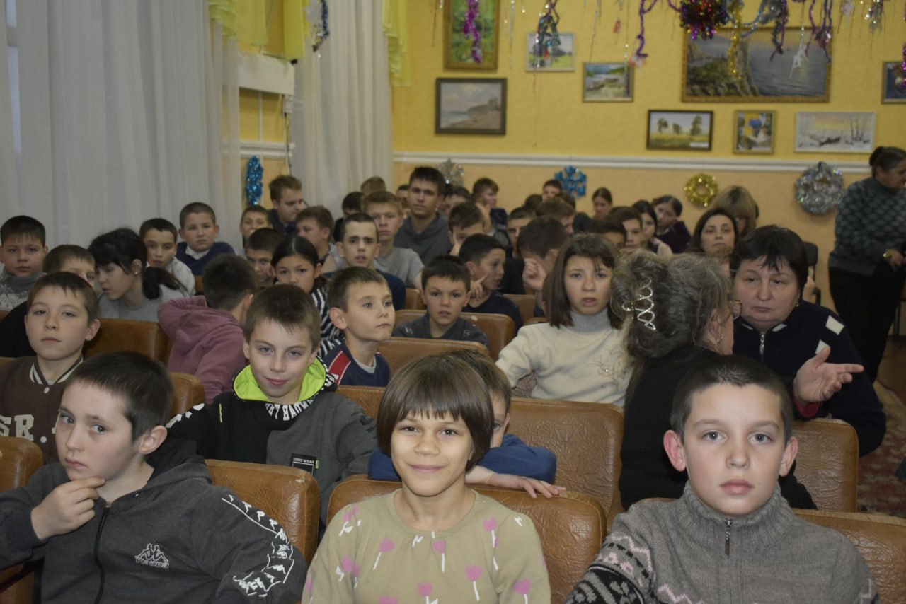 Регион шеф дарит праздник юным перевальчанам В округе началась раздача подарков от муниципалитетов и организаций Оренбургской области В начале недели администрация Перевальска приняла более 30 коробок со сладостями и сувенирами от представителей региона шефа Исполняющий обязанности замминистра по региональной информационной политике Оренбуржья Игорь Кабанов принял участие во вручении подарков ученикам коррекционной школы интерната Ребятам вручили подарки от партии Единая Россия Мы работали сообща старались собрать все в Оренбургской области в самые краткие сроки Это кропотливая многоуровневая работа но в итоге она окупается с лихвой Мы дарим детям счастье а это самое главное сказал ио замминистра по региональной информационной политике Оренбургской области Игорь Кабанов