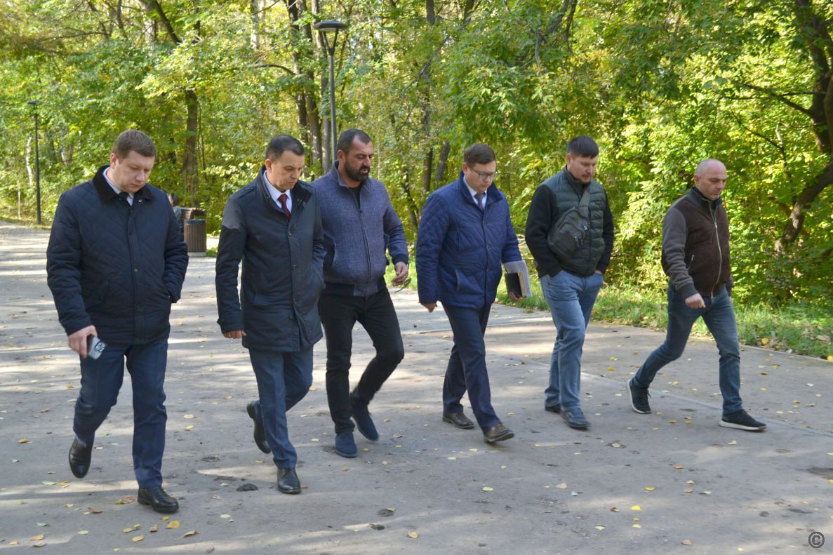 В краевой столице продолжается благоустройство парка «Юбилейный»  В Барнауле продолжается третий этап масштабной реконструкции самого крупного городского парка. Здесь продолжают обустраивать пешеходные дорожки, устанавливать скамейки и уличные тренажеры.  Вчера, 17 сентября, заместитель главы администрации города по дорожному хозяйству и транспорту Андрей Курышин проверил ход работ в парке «Юбилейный». Также в выездном совещании приняли участие председатель комитета по благоустройству города Петр Воронков, первый заместитель главы администрации Ленинского района по жилищно-коммунальному хозяйству Дмитрий Перепечин и представители подрядной организации ООО «Русстрой».  Андрей Курышин осмотрел завершенные и строящиеся объекты, а также пообщался с представителями подрядной организации.  В текущем году на территории парка выполняются следующие работы: организация зон активного отдыха  скейт-парк, роллердром, памп-трек , детского игрового и спортивного комплексов  зоны для игр в теннис, волейбол, бадминтон, футбол, спортивные тренажеры  и многое другое.  В настоящее время в парке укладывают резиновые покрытия на спортплощадках, устанавливает спортивное оборудование. В ближайшее время продолжится благоустройство детских площадок, начнется благоустройство дорожек со стороны улиц Чеглецова и Малахова. Кроме того, появятся две площадки для выгула собак, уже установлено ограждение. Планируется высадка 144 дерева и 147 кустарников.   Андрей Курышин дал комитету по благоустройству поручение – разместить на всех парковых объектах информационные таблички по их безопасной эксплуатации.   Окончание реконструкции парка в рамках третьего этапа запланировано на 14 октября.