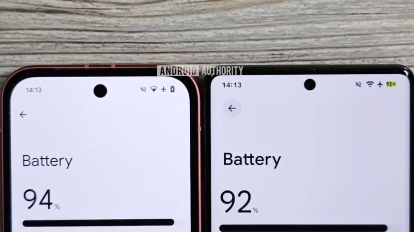 MIUI + iOS + One UI = Android 17? В Android 16 Beta 4 обнаружены скрытые настройки, позволяющие активировать обновлённый интерфейс системы. Панель быстрых настроек и уведомлений получила полупрозрачный фон и возможность изменения размера ярлыков. Также добавлено размытие фона в системных меню — оно появляется в списке последних приложений, меню всех программ и на экране ввода PIN-кода. Ползунки громкости и яркости стали тоньше и с менее выраженными скруглениями. Рассчитывать на появление нового интерфейса в финальной версии Android 16 не стоит — скорее всего, Google отложит его выпуск до следующей версии ОС. #новости