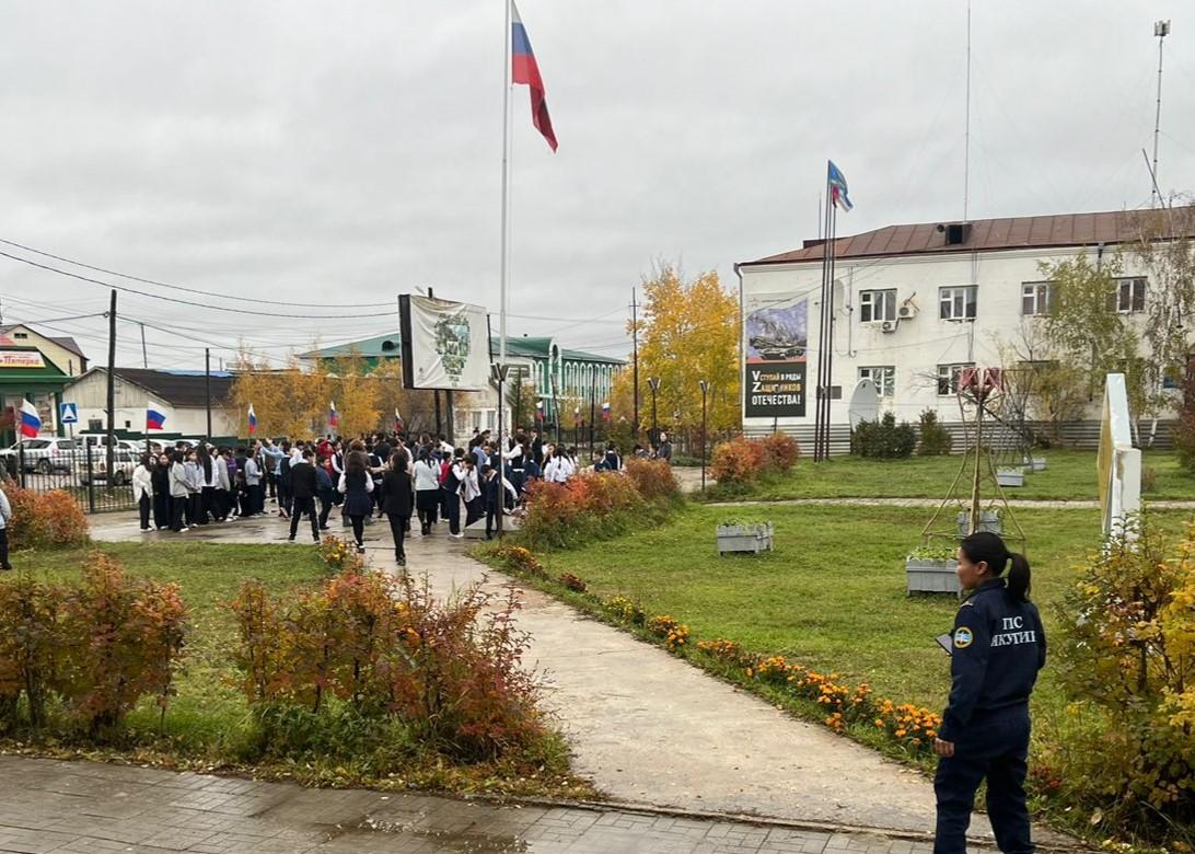 Школьники тренируются действовать в экстремальных ситуациях   В рамках «Месячника пожарной безопасности в образовательных учреждениях» в Амгинском районе проведены тренировки по эвакуации в двух школах: Бетюнской средней общеобразовательной школе и Амгинском лицее им. Л.В. Киренского.   «Совместно с инспектором ОНД и ПР по Агинскому району Борисом Павловым и начальниками пожарных частей, отрабатывали действия в экстремальной ситуации, -  отметила инструктор противопожарной профилактики Анастасия Кочаткина. -  Важно, чтобы дети знали, как вести себя в случае опасности и умели правильно действовать».   Учения в   образовательных учреждениях прошли успешно и цели были достигнуты.