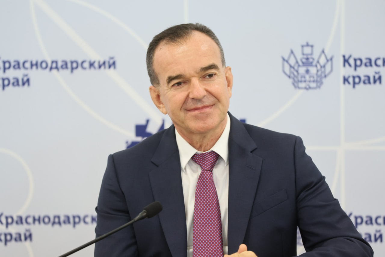 Вениамин Кондратьев вручил награды выдающимся журналистам Кубани Церемонию награждения провели на форуме кубанской журналистики в Сочи. – Именно вы, журналисты, напрямую влияете на настроение жителей региона, и в целом – на их уверенность в завтрашнем дне. Благодарю за работу в непростых современных условиях. Вы не сдали ни одной позиции, наоборот, упрочили значимость своей работы. Будьте уверены – ваши объективность, активная гражданская позиция очень важны. Такая работа не терпит дилетантства, нужно всегда оставаться профессионалом, – сказал Вениамин Кондратьев.