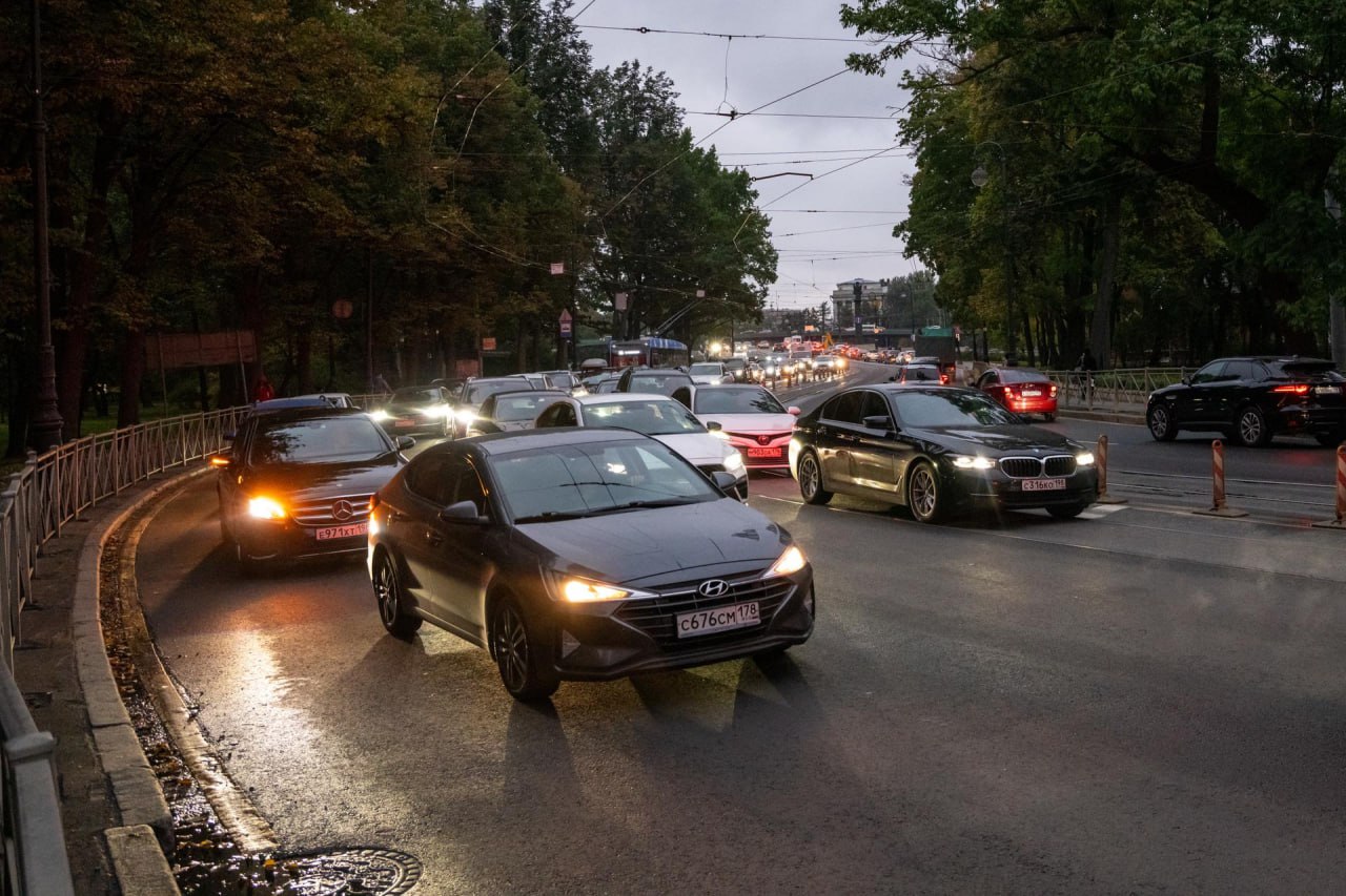 В Петербурге предложили разрешить садиться за руль с 16 лет  С этой инициативой к начальнику Главного управления по обеспечению безопасности дорожного движения Михаилу Черникову обратился депутат муниципального образования Северной столицы посёлка Шушары, председатель Ассоциации производителей детских товаров, работ и услуг Михаил Ветров.  Депутат сослался на различную мировую практику и запрос российского общества на либерализацию норм допуска к управлению транспортом. Поэтому снижение возраста с 18 лет до 16-17 представляется депутату логичным.  Поддерживаете инициативу депутата?  Да —  , нет —    Автор фото: Тихонов Михаил/"ДП"