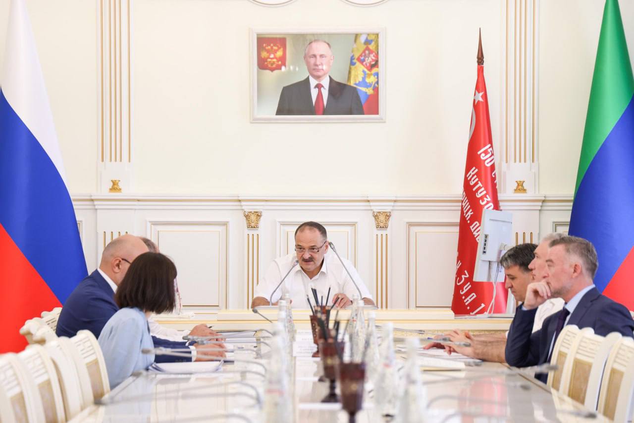 Сергей Меликов провел заседание межведомственной рабочей группы по вопросам обращения с ТКО. Глава Дагестана напомнил, что важным вопросом, который обсуждается на федеральном оперативном штабе на постоянной основе, является создание достаточного количества контейнерных площадок в субъектах.