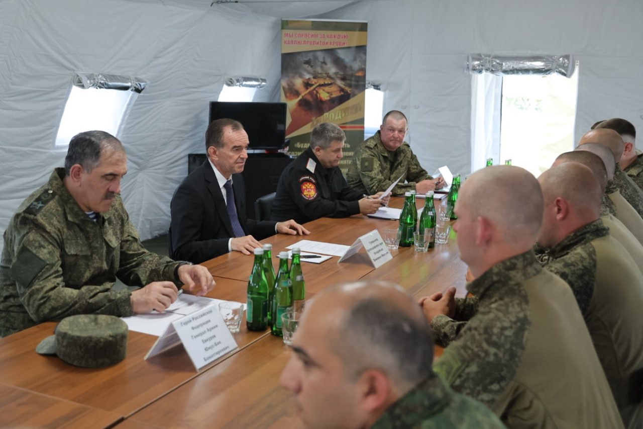 На Кубани открыли один из самых современных военных полигонов России На встрече присутствовали заместитель министра обороны Юнус-Бек Евкуров, врио командующего ЮВО Владимир Кочетков и губернатор Вениамин Кондратьев. Полигон включает несколько зон. В центре тактической медицины отрабатывают помощь в бою, на других площадках учат штурмовать здания и освобождать заложников. "Здесь бойцы перед отправкой в зону специальной военной операции будут повышать свой уровень подготовки, приобретать бесценные знания и навыки в условиях современной войны. Все это позволит не только приблизить Победу, но и сохранить жизни военнослужащих. Сегодня это важно как никогда", — отметил Вениамин Кондратьев. Фото: admkrai KrasnodarMedia Прислать новость