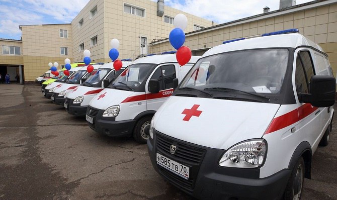 Автопарк станции скорой помощи города Томска 11 августа пополнился новой автотехникой: в областной центр поступило восемь новых автомобилей классов «В» и «С» взамен отслуживших свой срок.   За одни сутки на станцию поступает около 700 обращений, бригады осуществляют около 600 выездов. Ежедневно здесь дежурят порядка 40 бригад, вызовы осуществляются с помощью 54 автомобилей.  На приобретение автотехники для «скорой» из областного бюджета выделялось почти 40 миллионов рублей.  Подробнее – на Бабре   #томск