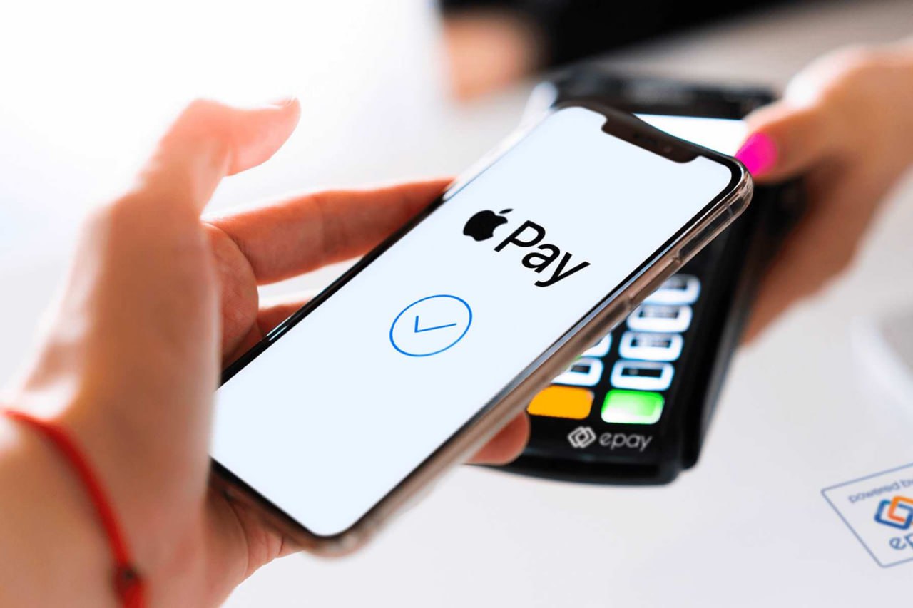 Apple Pay вернулся в Россию, но есть нюанс: оплата осуществляется через Bluetooth. Технология работает на iPhone и Android без использования QR-кодов или стикеров — достаточно поднести телефон к терминалу. Тестовые терминалы уже действуют в Москве, Подмосковье и Казани.