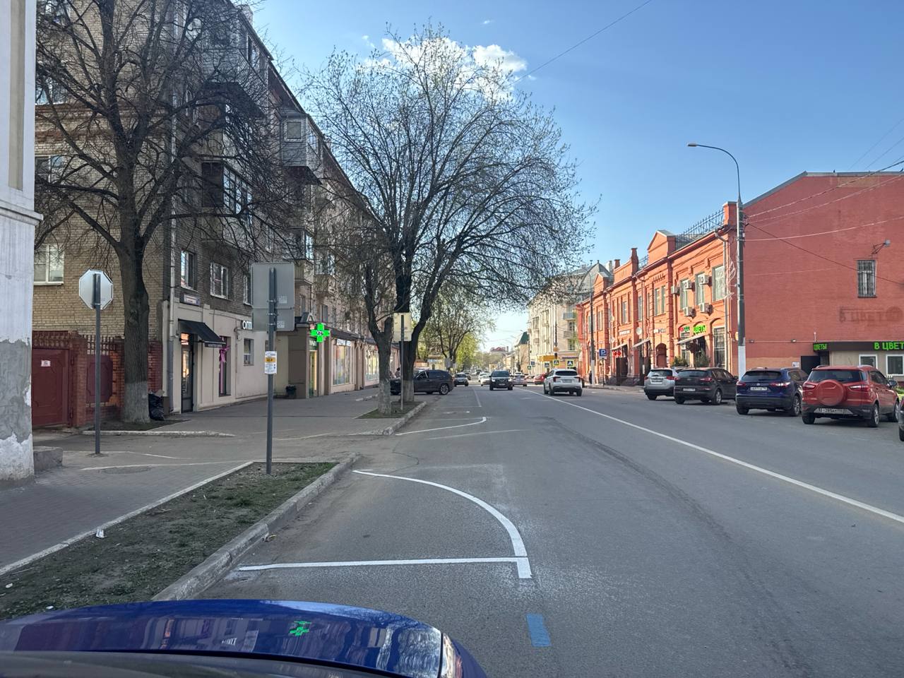 12 платных парковочных зон появятся в этих городах Подмосковья Ещё в четырёх городах Московской области начнут действовать платные парковки, они уже есть в 11 муниципалитетах. Об этом сообщает региональный Минтранс. Как уточнили в ведомстве, более 700 платных парковочных мест организуют на 12 городских улицах округов Люберцы, Дзержинский, Красногорск и Подольск. В Люберцах платные парковки появятся на пяти муниципальных дорогах: улицах Котельнической, Калараш, Красноармейской, Инициативной и Кирова. В Дзержинском – на ул. Поклонной. Также новые платные парковки запустят на региональных дорогах: в Подольске на ул. Курской, в Красногорске на улицах Ленина, Народного Ополчения, Павшинской и Карбышева, в Нахабино на ул. Институтской. Стоимость парковки в час составит 40-50 рублей для легкового транспорта 20-25 рублей для мото и 80-100 рублей для грузовиков — при отсутствии ограничений . По воскресеньям и праздником поставить машины на стоянку можно будет бесплатно. В ведомстве напомнили, что в настоящее время платные парковки функционируют в 11 городах Подмосковья: Видном, Долгопрудном, Коломне, Королёве, Красногорске, Мытищах, Ногинске, Одинцове, Подольске, Реутове и Сергиевом Посаде.