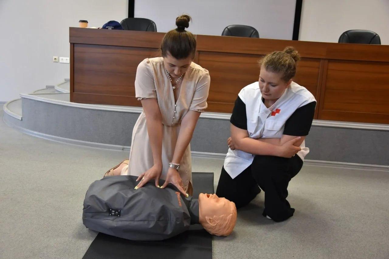 Жителей Тюменской области обучат основам первой помощи В 2025 году участниками проекта Мы научим Вы спасете стали 80 000 человек Занятия проходят в медицинских организациях Тюменской области в том числе на базе областных больниц и городских поликлиник Также благодаря проекту создается сеть квалифицированных наставников за год удалось подготовить 893 инструктора Участников обучают правильно действовать при 9 жизнеугрожающих состояниях   отсутствие сознания   остановка дыхания и или кровообращения   нарушение проходимости дыхательных путей инородным телом   наружные кровотечения   травмы ранения и поражения механические химические электрические термические радиационные   отравления   укусы или ужаливания ядовитых животных   судорожный приступ с потерей сознания   острые психологические реакции на стресс В экстренной ситуации некогда читать инструкции нужно действовать Поэтому так важно пройти обучение заранее знание полученное сегодня завтра превратится в уверенное действие которое спасет жизнь сказал заведующий учебно методическим отделом Станции скорой медицинской помощи города Тюмени Павел Николаенко В 2026 году планируется обучить порядка 81 тысячи человек Присоединиться могут все желающие Курсы проводятся бесплатно   Запись по телефону 7 3452 219 135 отдел обучения персонала Станции скорой медицинской помощи Департамент здравоохранения Тюменской области Подписывайтесь на нас в МАХ